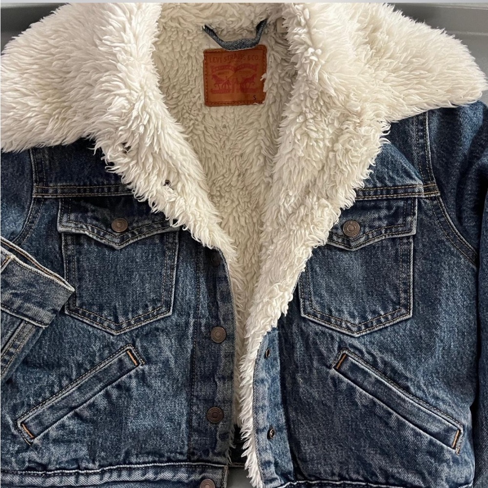 Levi's denim jacket size small with fur